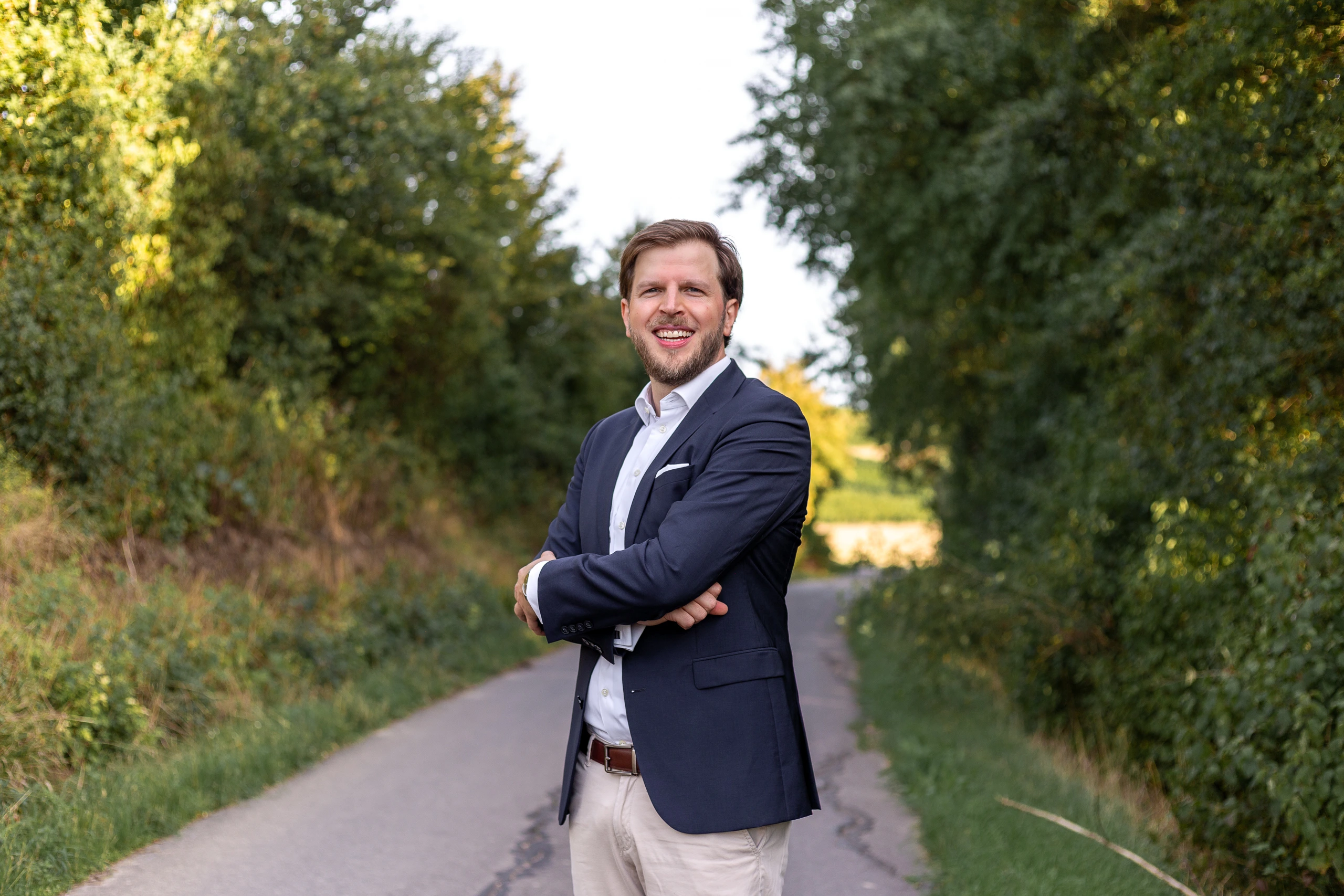Martin Heitfeld auf dem Radweg zwischen Armsheim und Wallertheim den Blick in die Landschaft gerichtet